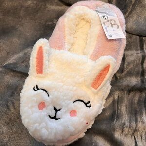 New with tags women’s bunny slippers.  Sz. 7-9.5.  Cute